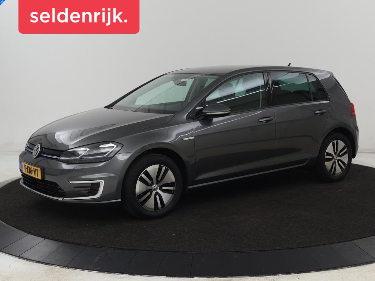 Volkswagen e-Golf - E-dition | Stoelverwarming | Carplay | Full LED | Navigatie | Parkeerhulp | Climate contro - AutoWereld.nl