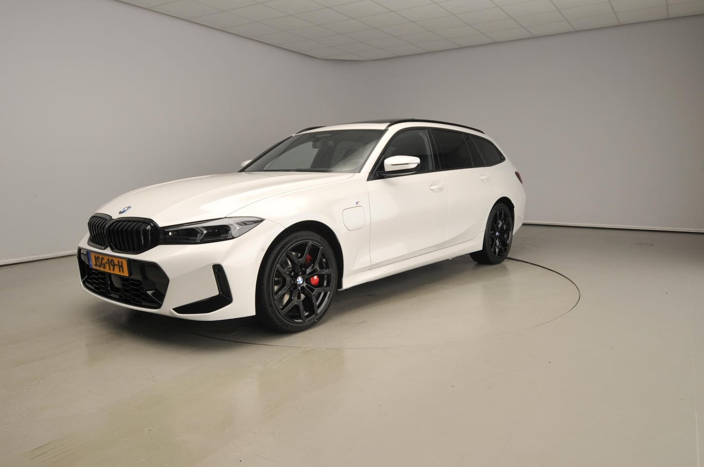 BMW 3-serie Touring - 330e M-Sportpakket Pro / Panoramadak / Harman-Kardon / Innovation Pack / Comfort Pack - AutoWereld.nl