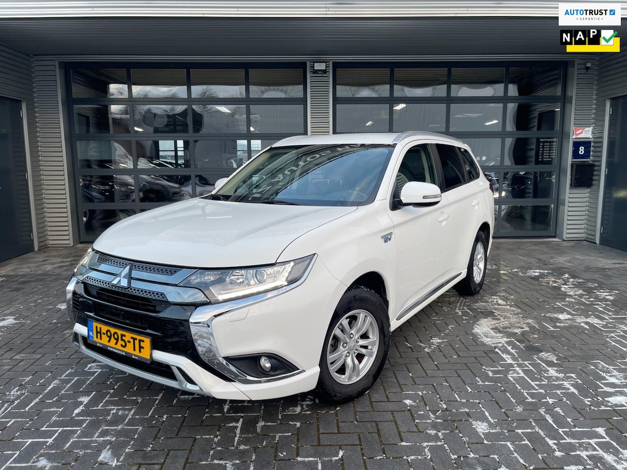 Mitsubishi Outlander - 2.4 PHEV AWD Pure Plugin Hybride Trekhaak - AutoWereld.nl