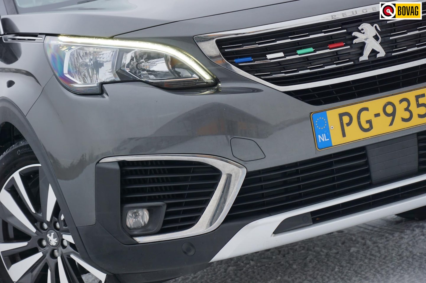 Peugeot 5008 - 1.2 PureTech Allure - Gris Platinium - Mistral leder/Carplay/19 inch Washington - AutoWereld.nl