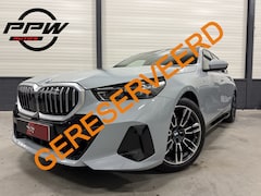 BMW 5-serie Touring - 520i M-Sport BROOKLYN-GRAU/PANO/TREKHAAK/H&K/HEAD-UP/360CAMERA/VENTILATIE//DRIVING ASS.PRO