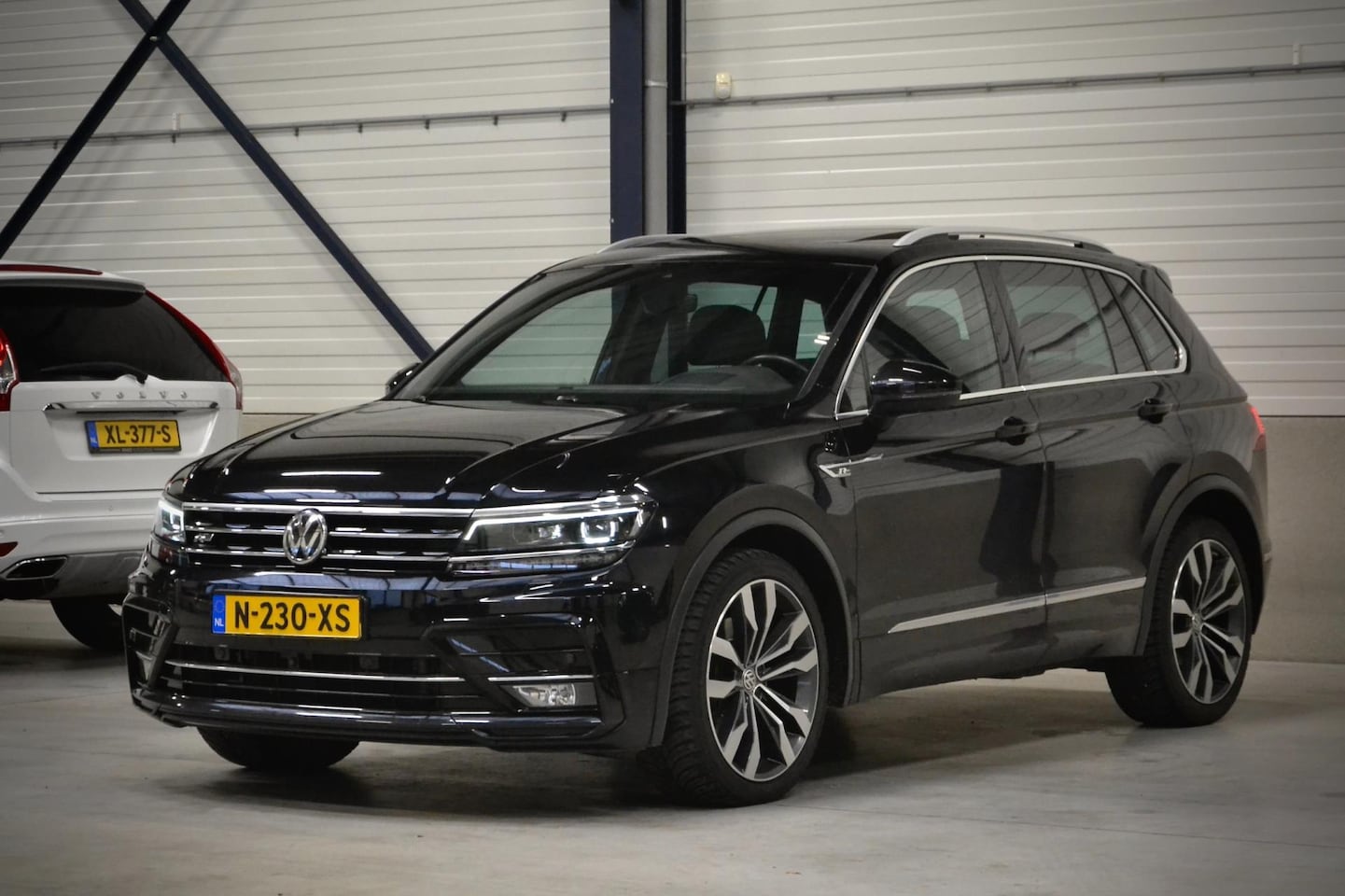 Volkswagen Tiguan - 2.0 TSI 4x4 / 2X R-Line / Pano / 20" L.M. / 360 camera / Virt. Cockp. / Adapt. cruise - AutoWereld.nl