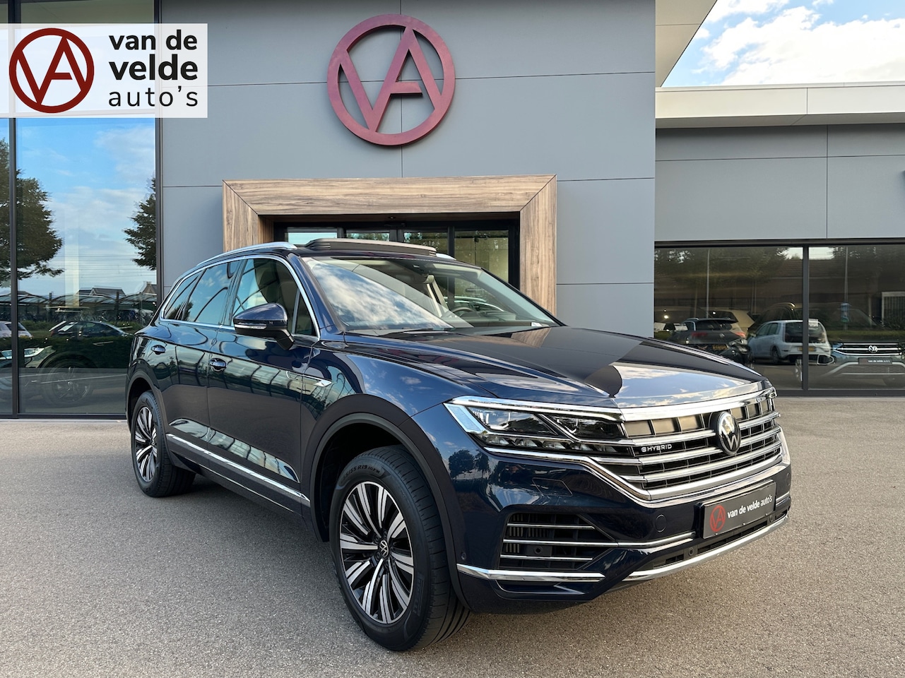 Volkswagen Touareg - 3.0 TSi eHybrid 4MOTION Elegance | Panoramadak | Head up | Leder | Rijklaar incl. garantie - AutoWereld.nl