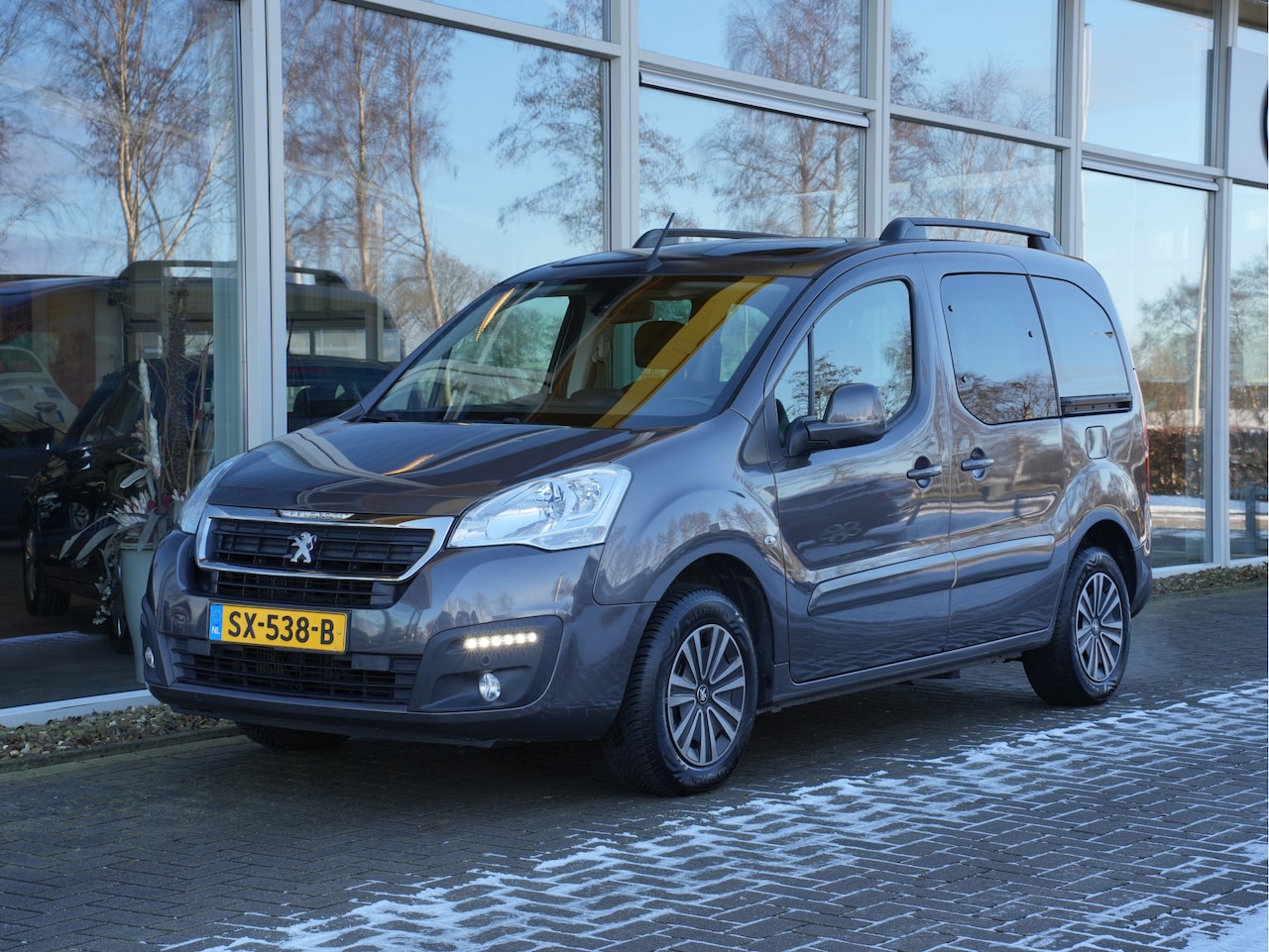 Peugeot Partner Tepee - Rolstoelauto 1.6 BlueHDi Automaat Allure | Navigatie | Climate Control | Camera | DAB - AutoWereld.nl