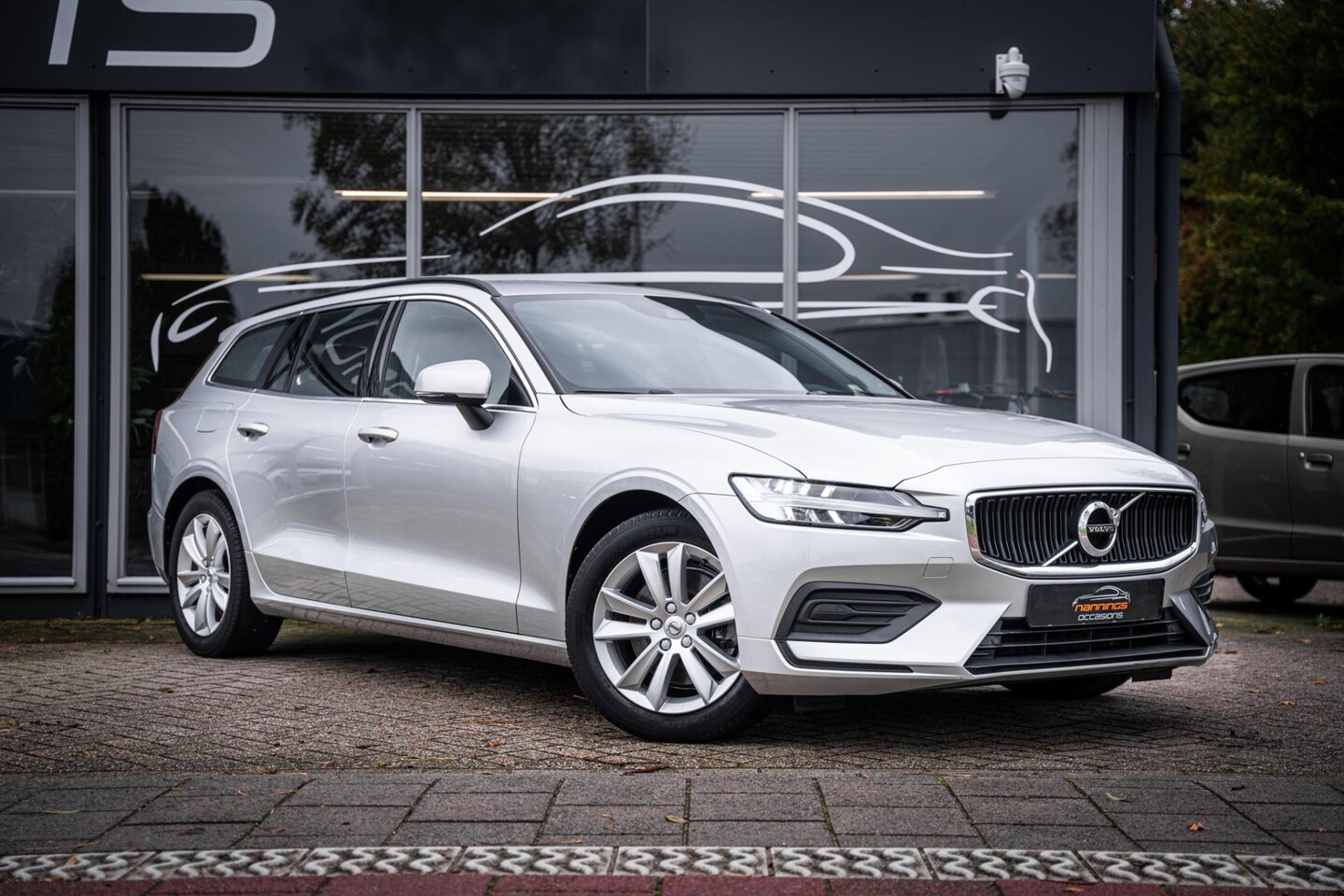 Volvo V60 - 2.0 B3 Momentum Business|Trekh|LED|Adaptive Cruise|Digital Dash|Apple Carplay| - AutoWereld.nl