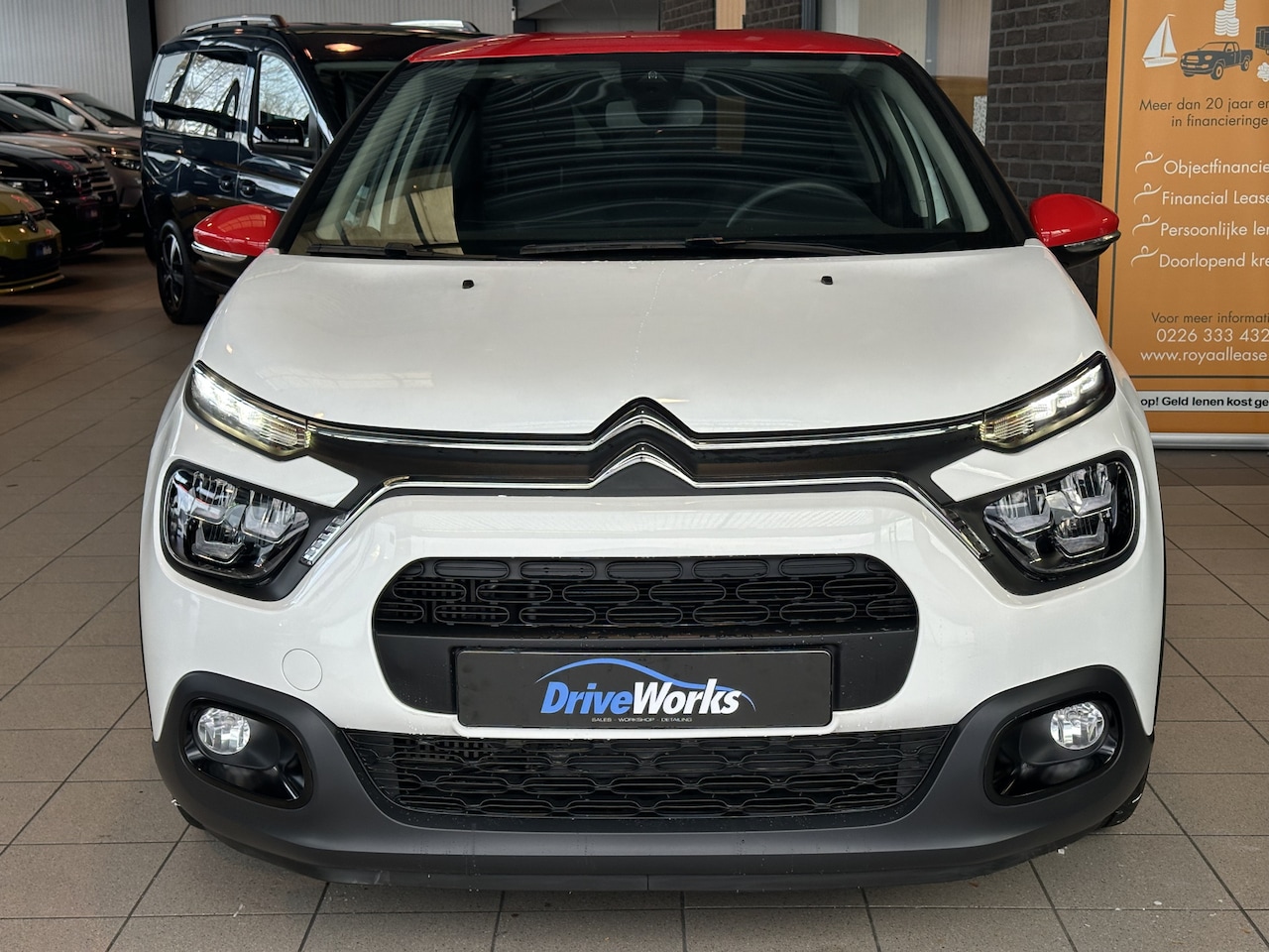 Citroën C3 - 1.2 PureTech SHINE | Automaat | Carplay | PDC | Weinig kilometers Interesse, Proefrit? Bel - AutoWereld.nl