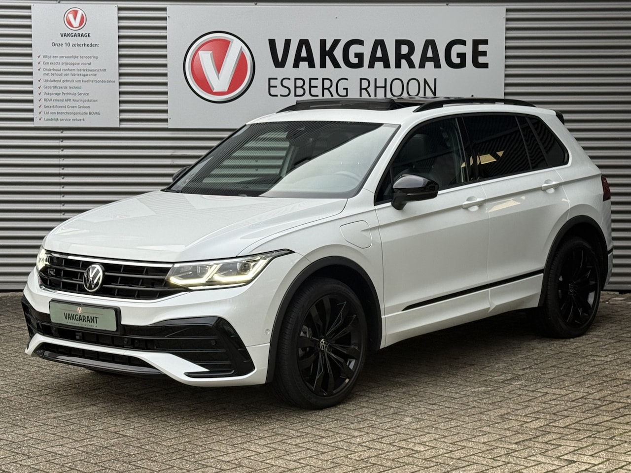 Volkswagen Tiguan - 1.4 TSI eHybrid R-Line BLACK STYLE PHEV,NAVI/360CAM,PANO,20INCH,LEER - AutoWereld.nl