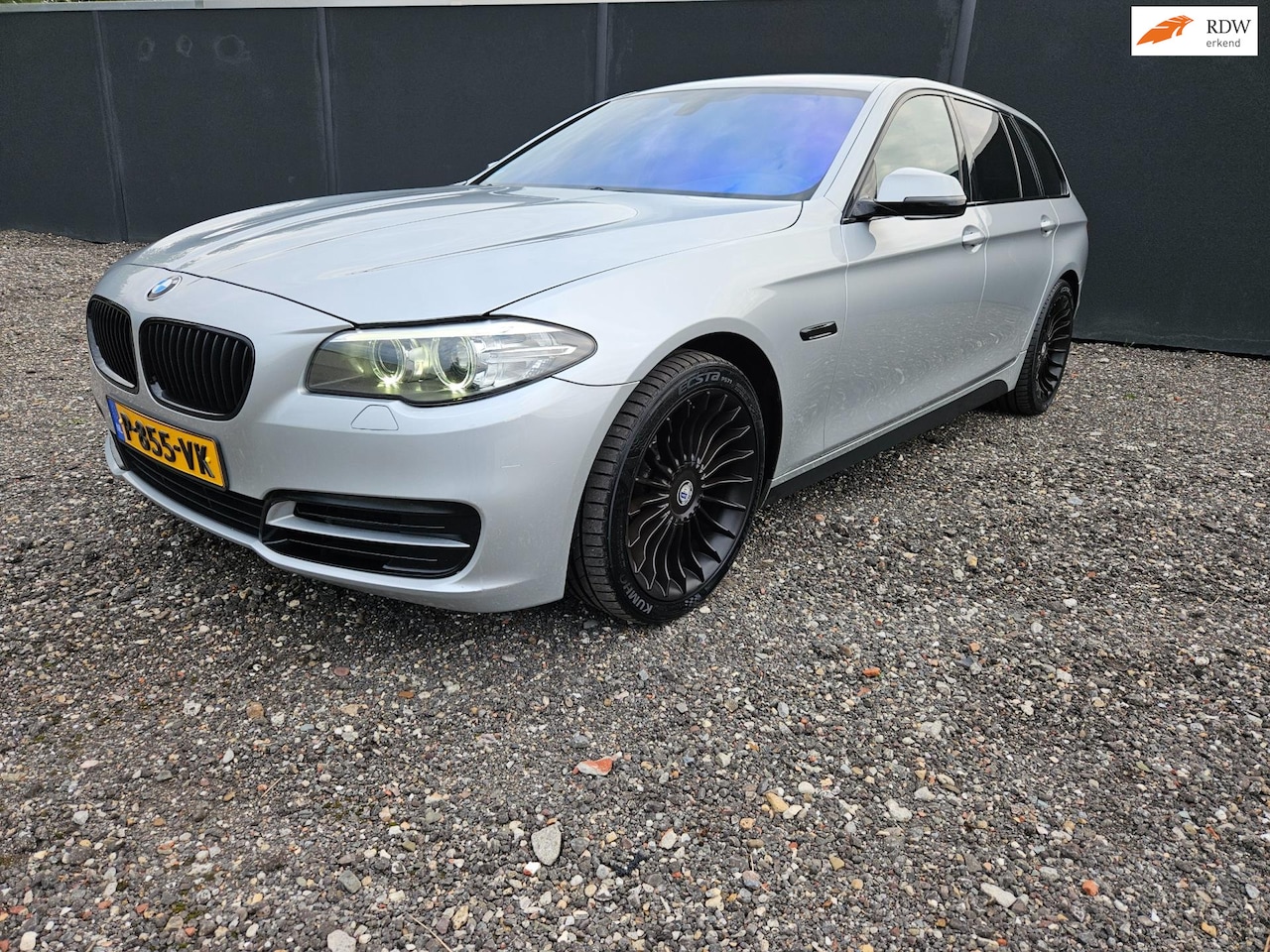 BMW 5-serie Touring - 520d High Executive AUT. /LEDER/TREKHAAK/19"BREEDSET - AutoWereld.nl