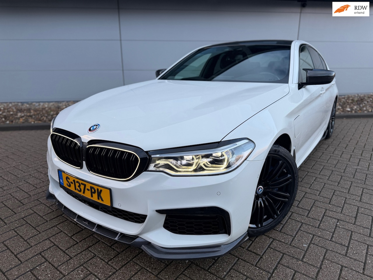 BMW 5-serie - 530e iPerformance High Executive M*292PK*Harman kardon*Top Optie*1eEigenaar*APK 2028 - AutoWereld.nl