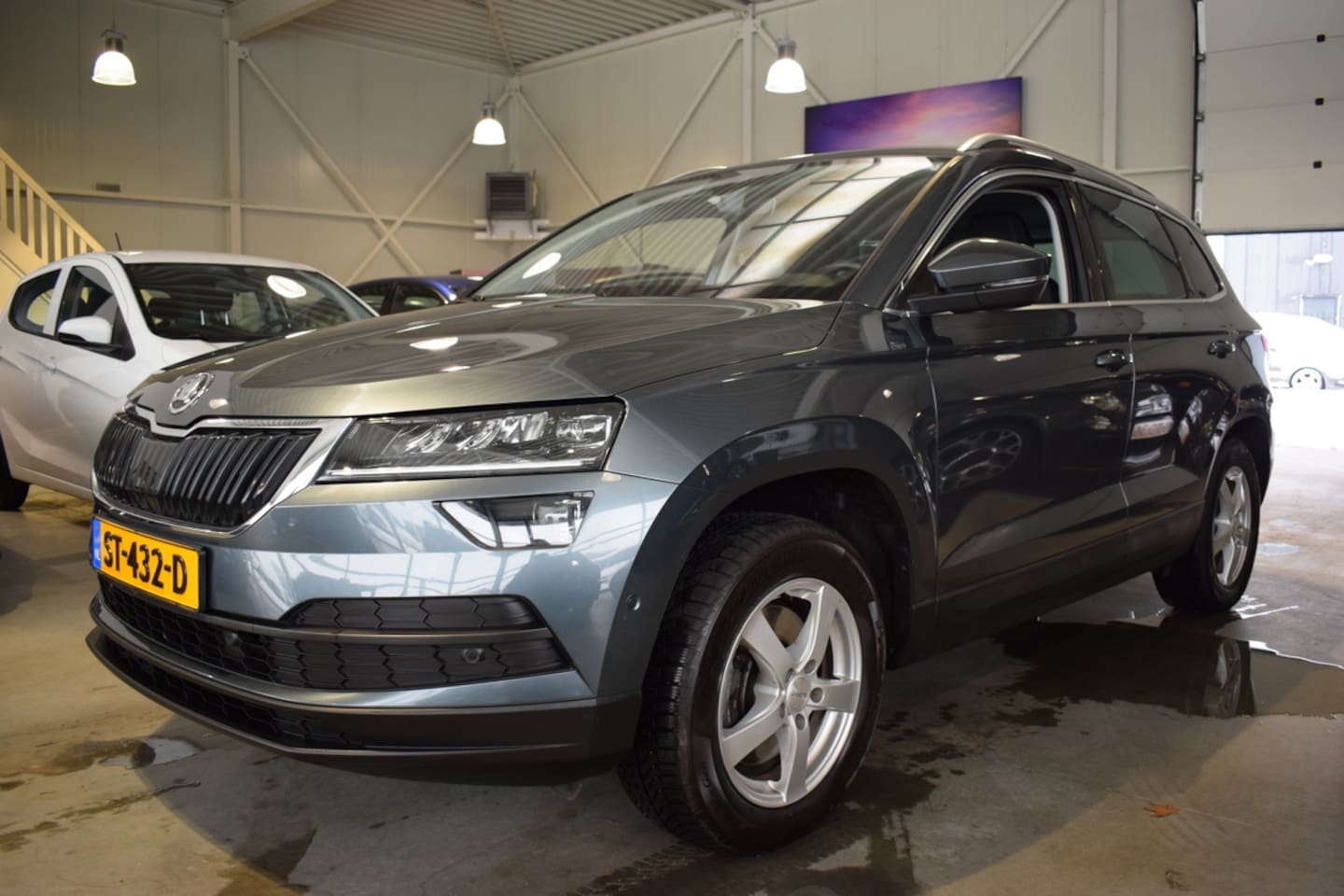 Skoda Karoq - 1.5 TSi Automaat Style Business LED | Carplay | Keyless | Full Map Navi | Trekhaak | 18 In - AutoWereld.nl