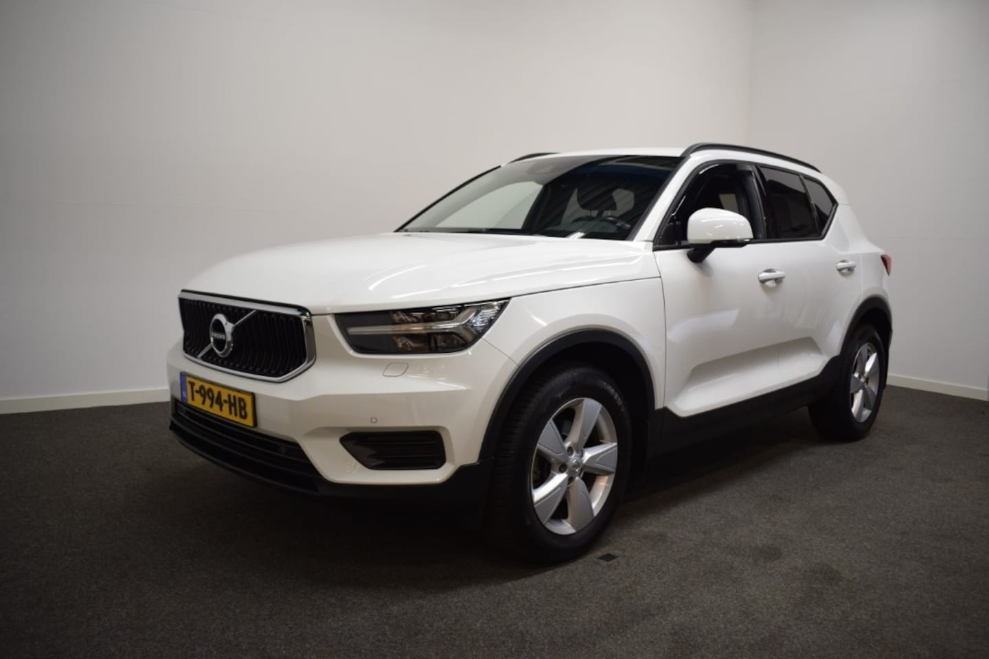 Volvo XC40 - T3 157pk/ Trekhaak 1600kg/ Apple CarPlay/ Cruise/ Parkeerverw./ Stuur & Stoel verw./ Achte - AutoWereld.nl