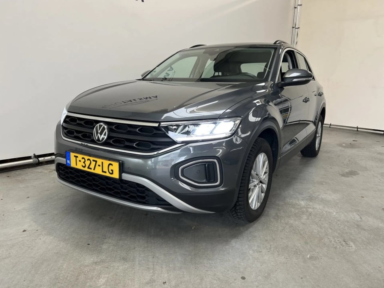 Volkswagen T-Roc - 1.0 TSI LIFE BUSINESS NAVI/CRUISE/PDC/ENZ. WINTERPAKKET - AutoWereld.nl