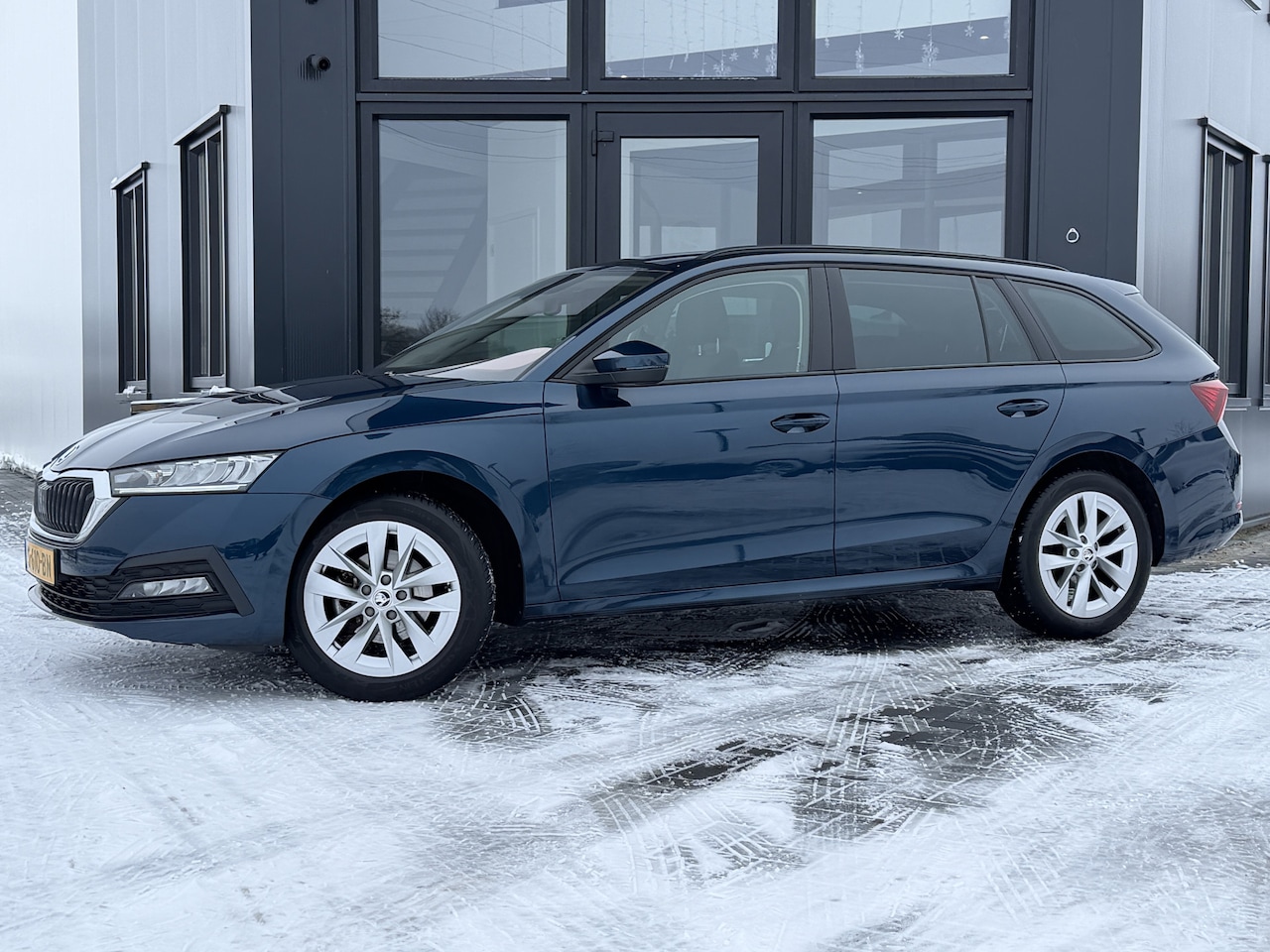 Skoda Octavia Combi - 1.0 e-TSI Business Edition Verw. stuur & stoelen | Trekhaak | Compleet! - AutoWereld.nl