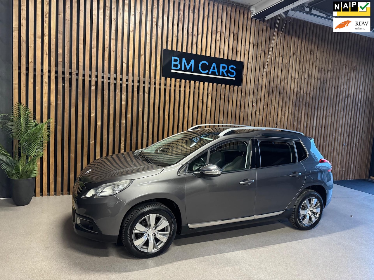 Peugeot 2008 - 1.2 VTi Allure Pack Premium Plus Pano,Trekhaak - AutoWereld.nl