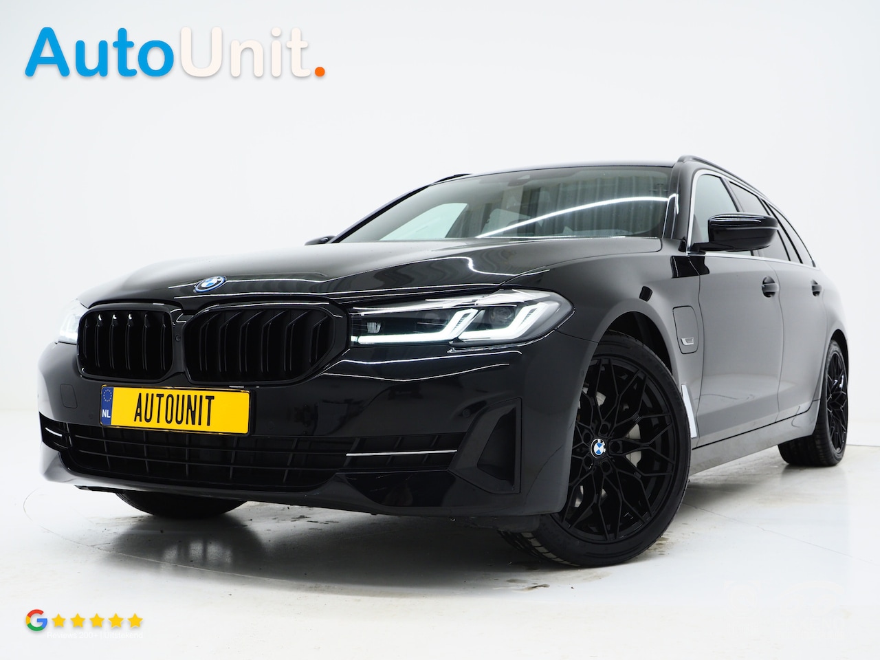 BMW 5-serie Touring - 530e xDrive Full Black | Panoramadak | M Sportstuur | Sfeerverlichting | Dodehoekdetectie - AutoWereld.nl