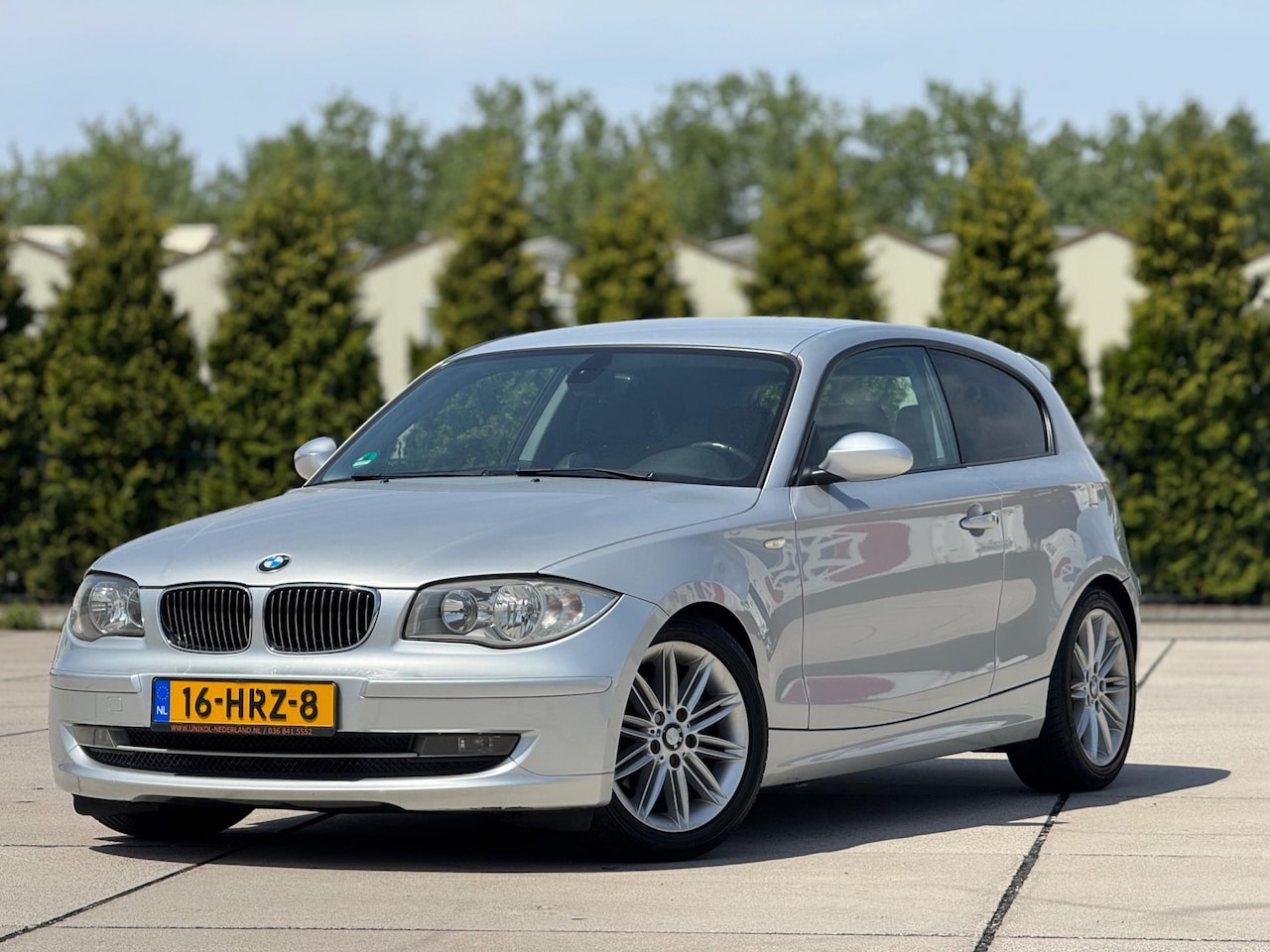 BMW 1-serie - 120i High Executive | Automaat | Android Car Play | Leder sportstoelen | Parkeersensoren | - AutoWereld.nl