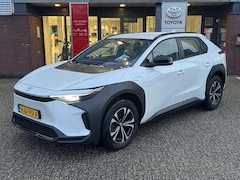 Toyota bZ4X - 71 kWh WARMTEPOMP CAMERA CLIMA APPLE/ANDROID BLUETOOTH AD-CRUISE VOORVERWARMFUNCTIE NL-AUT