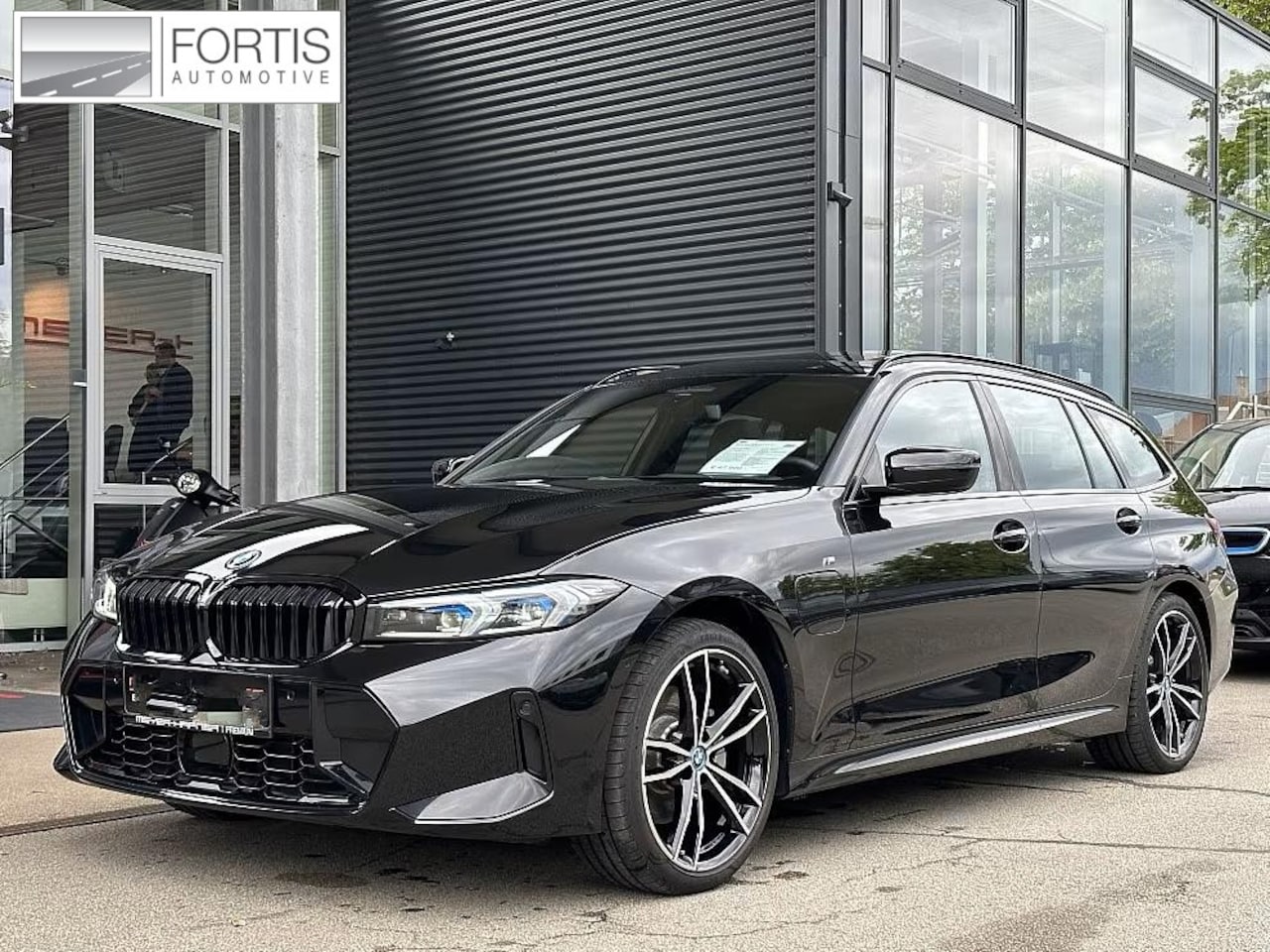 BMW 3-serie Touring - 330e M-SPORT ** ADAPT. LED, HALF-LEDER, HuD, ACC, SHADOW LINE, H&K SOUND, 19-inch LMV ** 1 - AutoWereld.nl