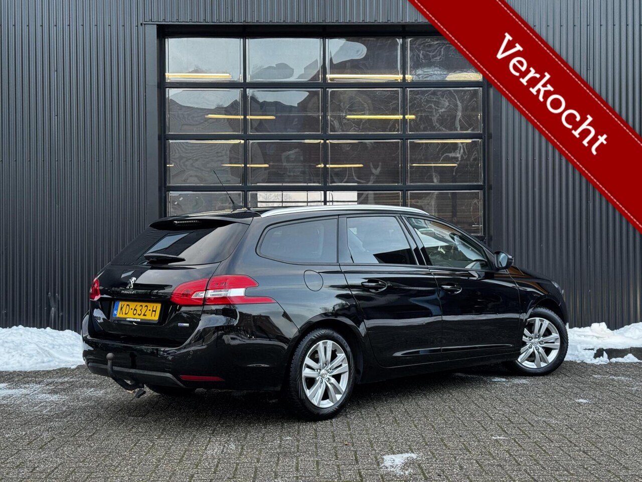 Peugeot 308 SW - 1.2 PureTech Blue Lease Executive | Panodak | PDC | Climate | Cruise | Trekhaak | NL Auto - AutoWereld.nl