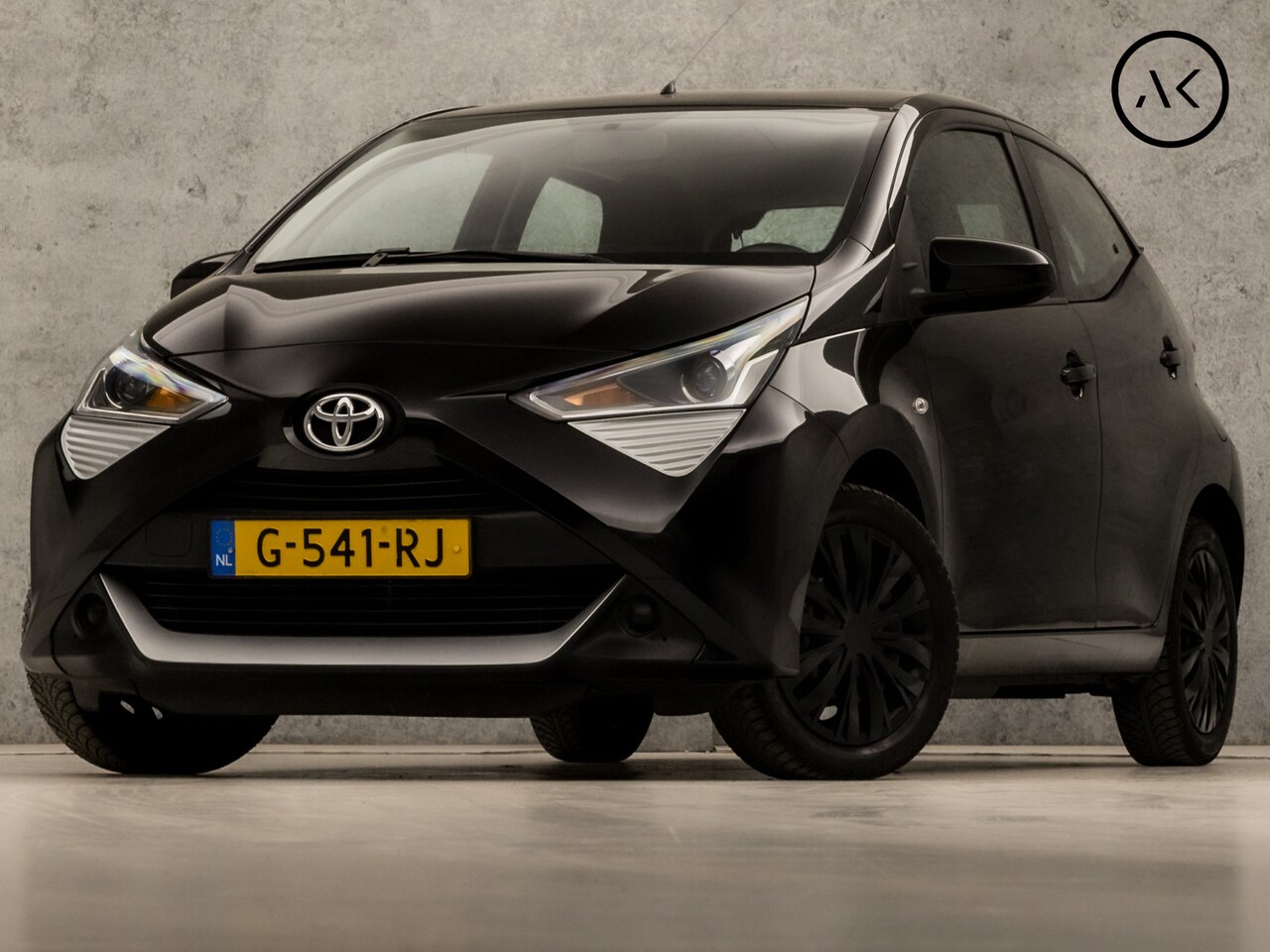 Toyota Aygo - 1.0 VVT-i x-play Sport (APPLE CARPLAY, NAVIGATIE, CAMERA, CRUISE, SPORTSTOELEN, XENON, BLU - AutoWereld.nl