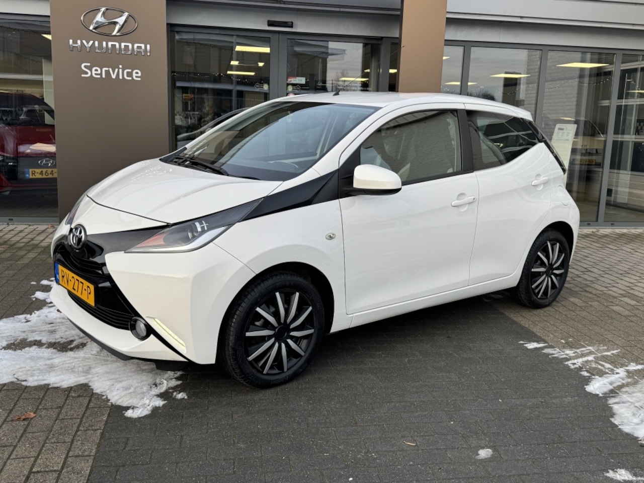 Toyota Aygo - 1.0 VVT-i x-play | 1ste eigenaar | Navi | Apple Carplay | Achter - AutoWereld.nl