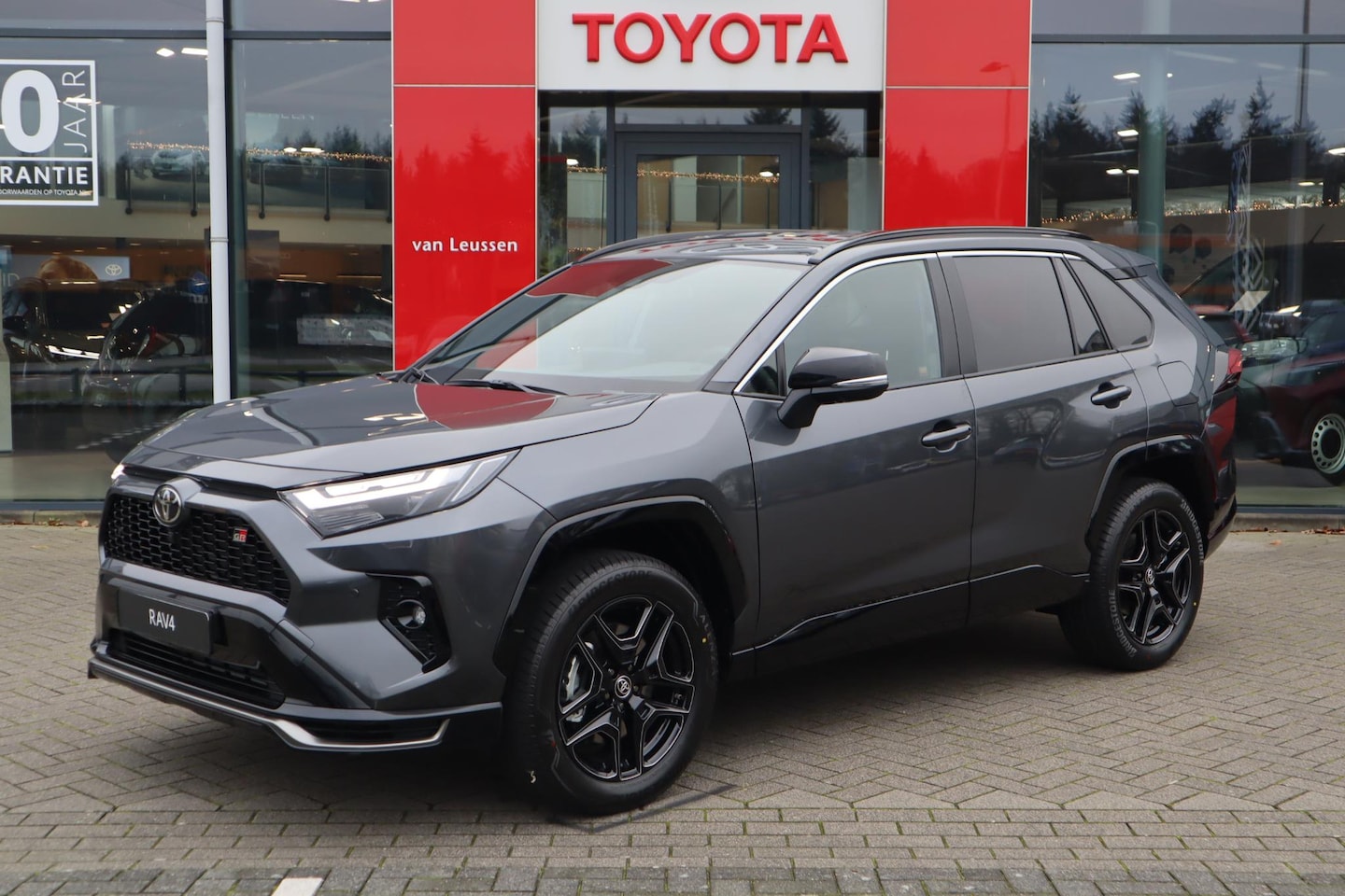 Toyota RAV4 - 2.5 PLUG-IN HYBRID AWD GR-SPORT NIEUW UIT VOORRAAD LEVERBAAR! STOEL/STUUR VERWARMING LM 36 - AutoWereld.nl