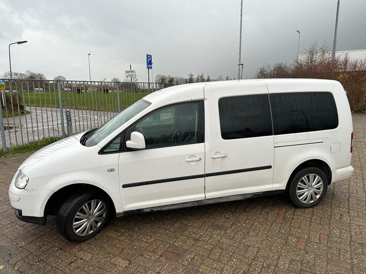 Volkswagen Caddy Maxi - 2.0 EcoFuel Comfortline 7p. Aangepast voor rolstoelgebuik - AutoWereld.nl