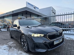 BMW 5-serie Touring - 520i M Sport Pro Pano-Dak | Harman Kardon | Iconic Glow | Driving Assistant plus