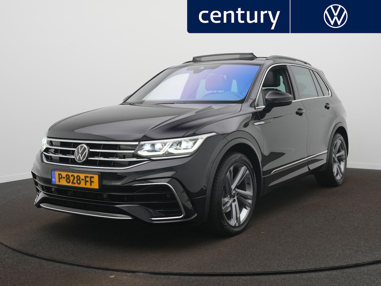 Volkswagen Tiguan - 1.5 TSI R-Line Automaat - Trekhaak - Pano dak - Camera - Navigatie - ACC - LED - AutoWereld.nl
