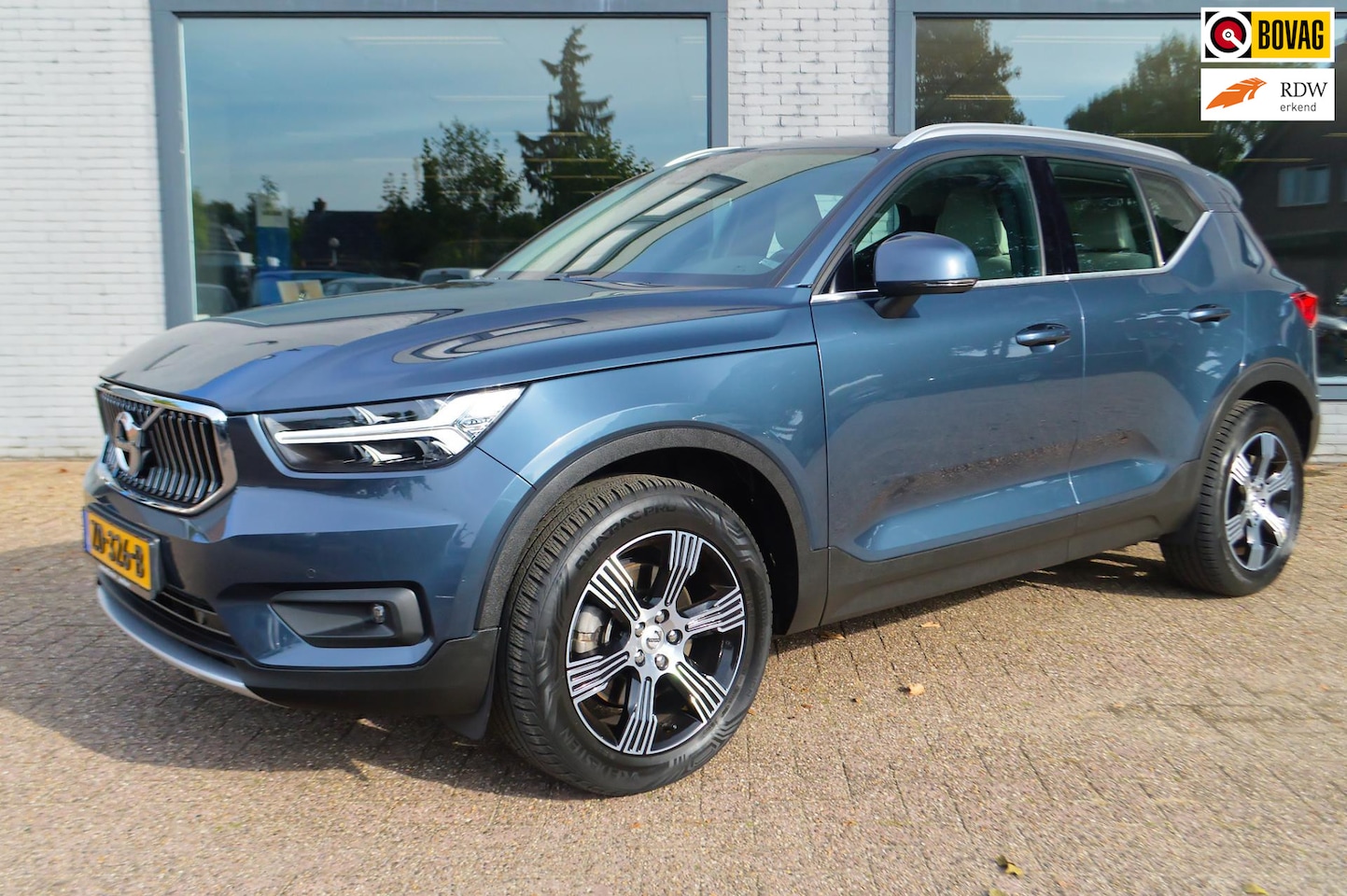 Volvo XC40 - 2.0 T4 Inscription | Wegklapbare trekhaak | Denim Blue + Beige leder | Stoelverwarming - AutoWereld.nl