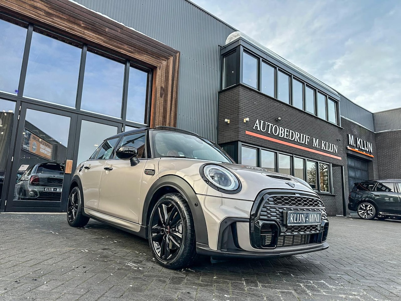 MINI Cooper S - Mini 2.0 John Cooper Works F1 aut Rooftopgrey/Chesterbrown leer/Vol/Uniek - AutoWereld.nl