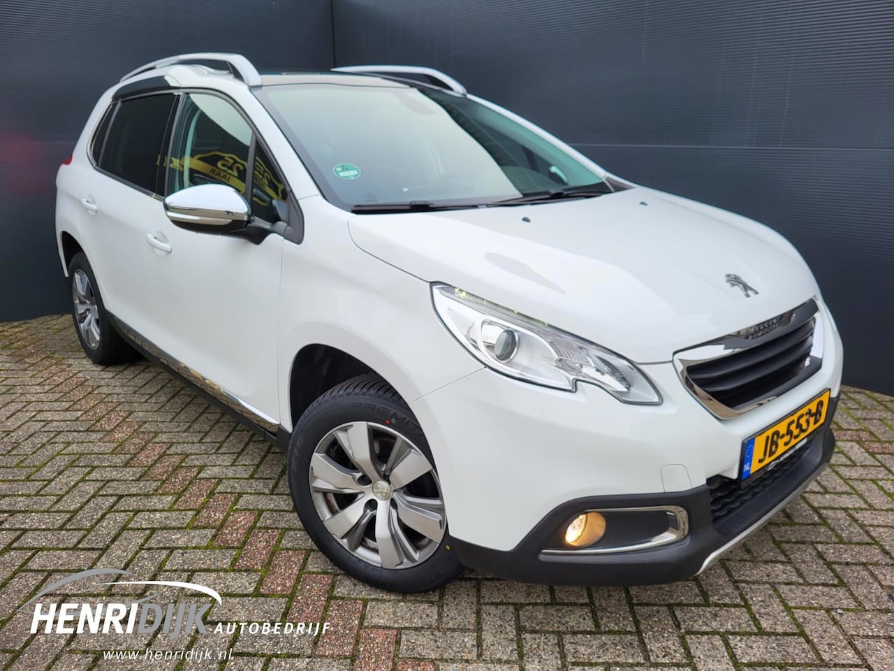 Peugeot 2008 - 1.2 PureTech Blue Lease Executive Clima / Navi / Trekhaak / Panodak - AutoWereld.nl