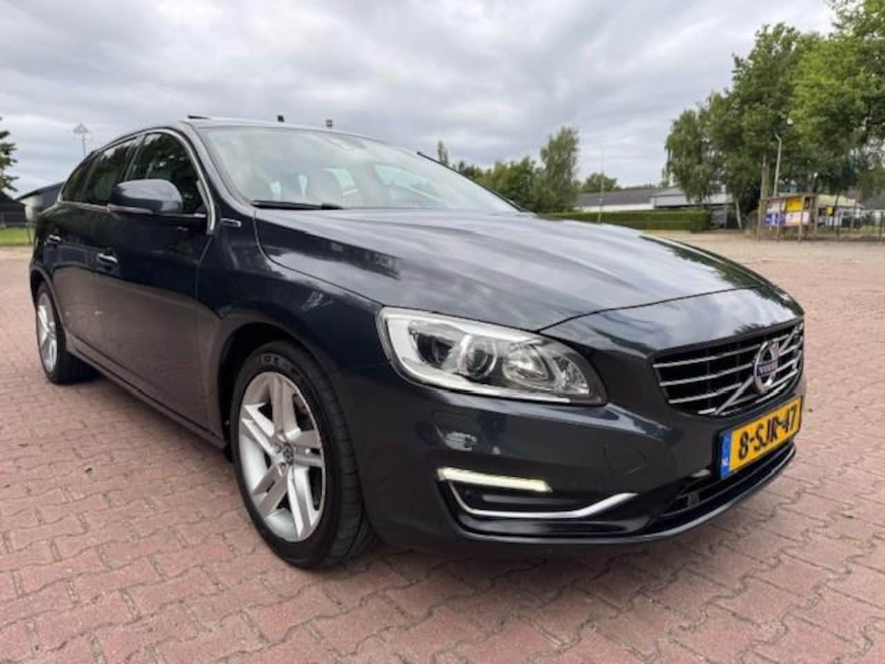Volvo V60 - 2.4 D6 AWD PLUG-IN HYBRID SUMMUM ODAK/THAAK/NIEUW ACCUPAKKET - AutoWereld.nl