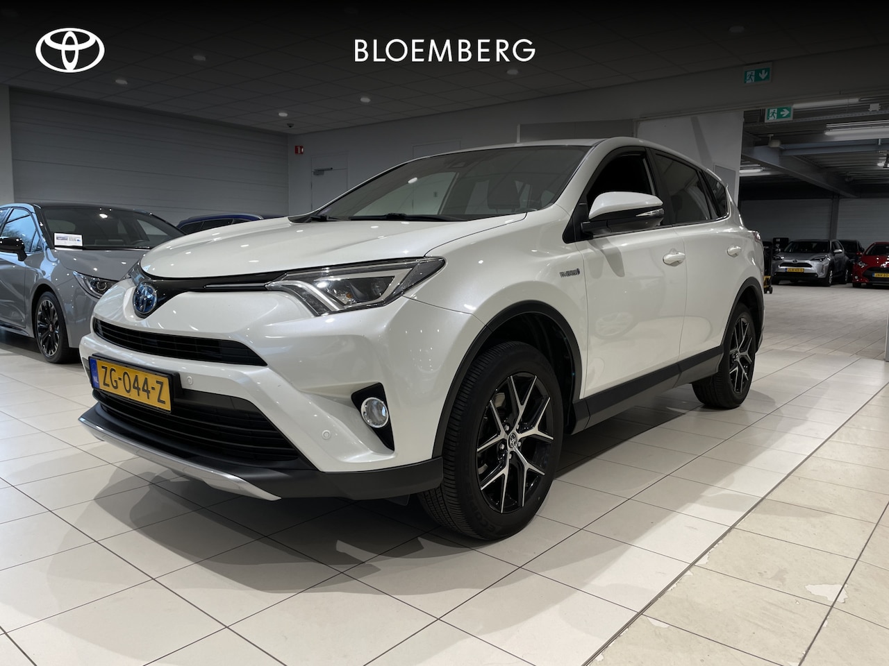 Toyota RAV4 - 2.5 Hybrid AWD Style | fabrieksnavi | trekhaak | stoelverwarming| LM velgen | Rereserverin - AutoWereld.nl