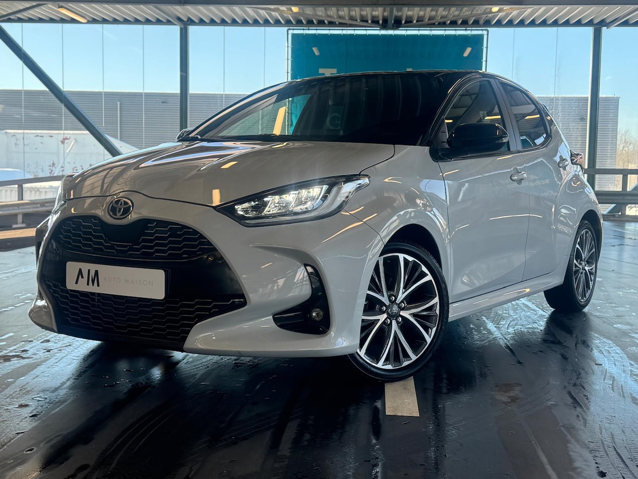 Toyota Yaris - 1.5 Hybrid Executive HUD ACC LED Bi-Tone Leder KeyLess Go & Entry - AutoWereld.nl