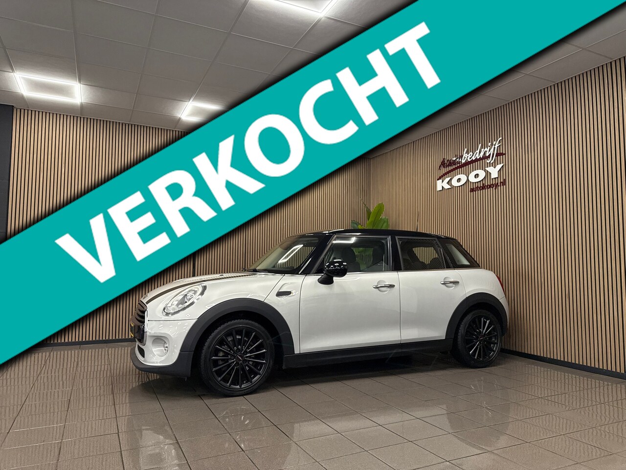 MINI Cooper - Mini 1.5 Serious Business * Panoramadak / Navigatie / LED / Parkeersensoren / NL Auto * - AutoWereld.nl