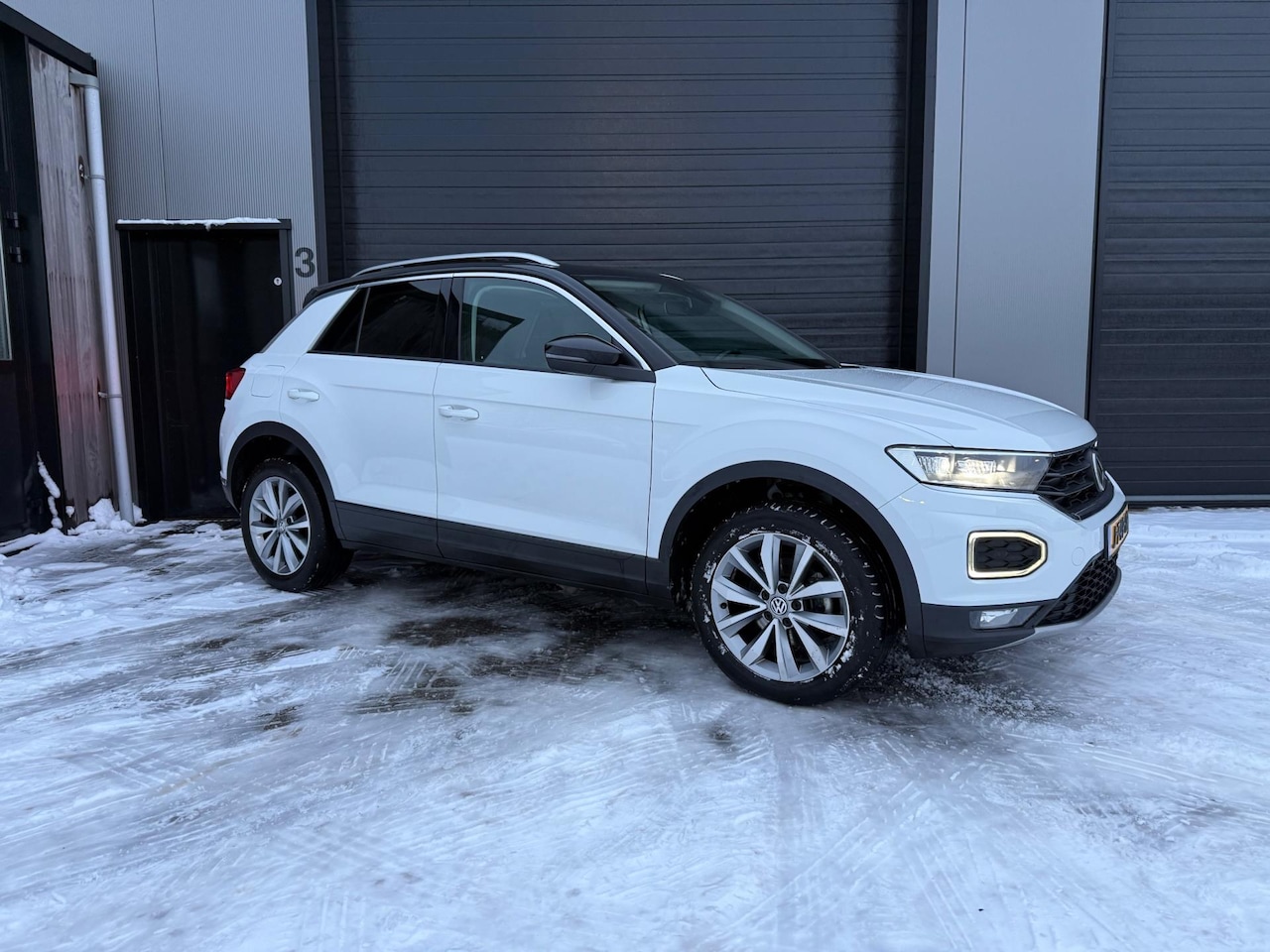 Volkswagen T-Roc - 1.5 TSI Sport Business AUTOMAAT / PANO / ACC / LINE ASSIST / CAMERA / LED / ELEK KLEP / TR - AutoWereld.nl