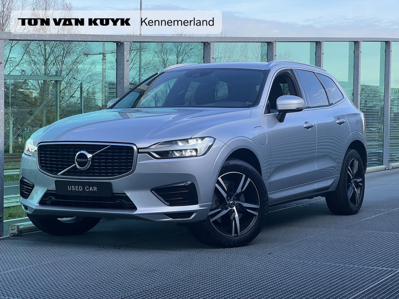 Volvo XC60 - 2.0 T8 Twin Engine AWD R-Design Verwarmde stoelen voor, Panorama dak, Park assist, Apple C - AutoWereld.nl
