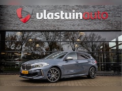 BMW 1-serie - M135i xDrive High Executive 306pk , Kuipstoelen, Harman/Kardon, Head-up display, Sfeerverl