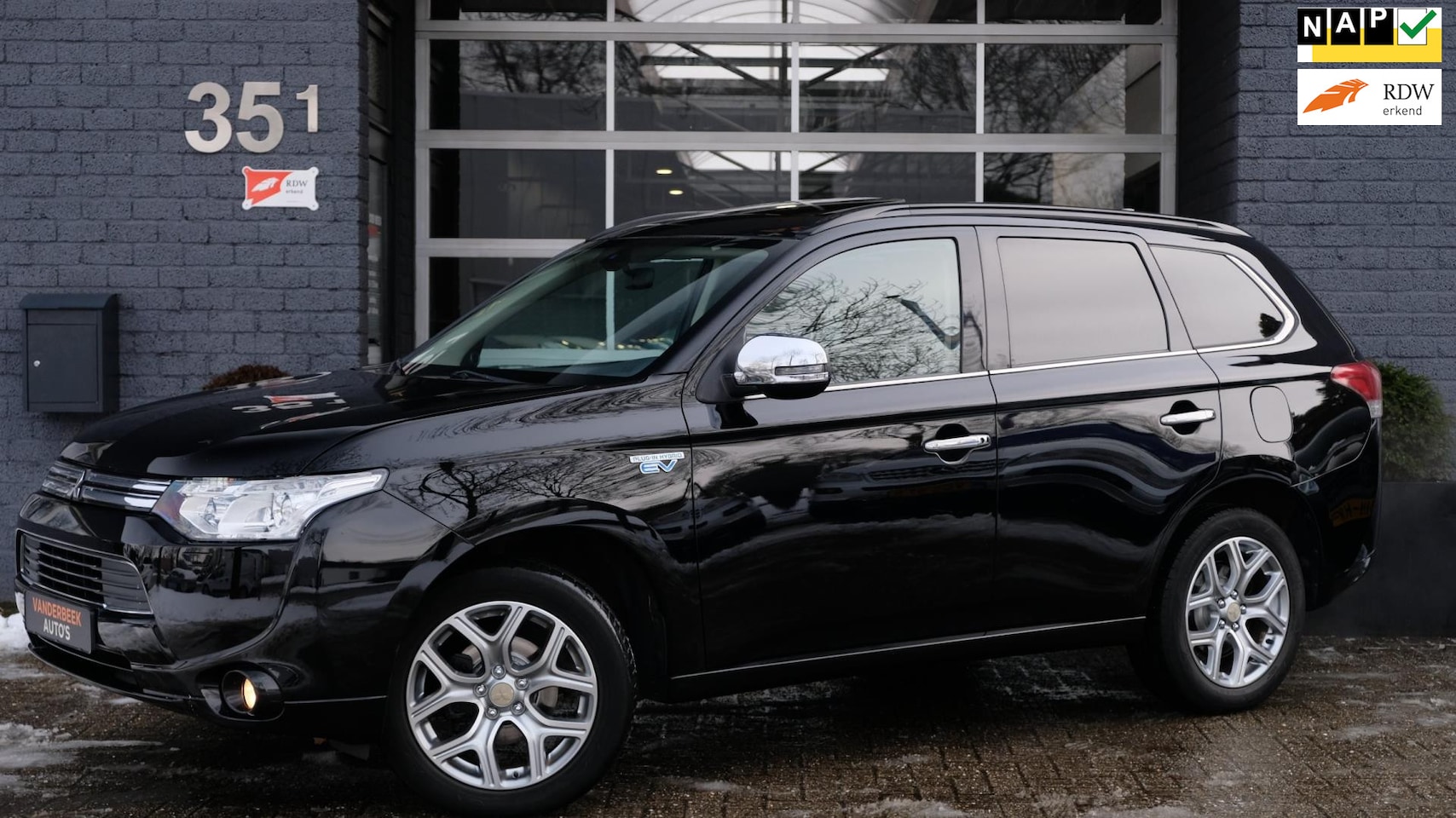 Mitsubishi Outlander - 2.0 PHEV Instyle Camera Leder Navi Schuifdak - AutoWereld.nl