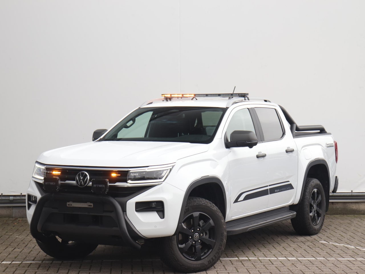 Volkswagen Amarok - 3.0 TDI 241pk V6 4Motion | Rollcover elektrisch | Bullbar | 360° camera | Trekhaak | Leder - AutoWereld.nl