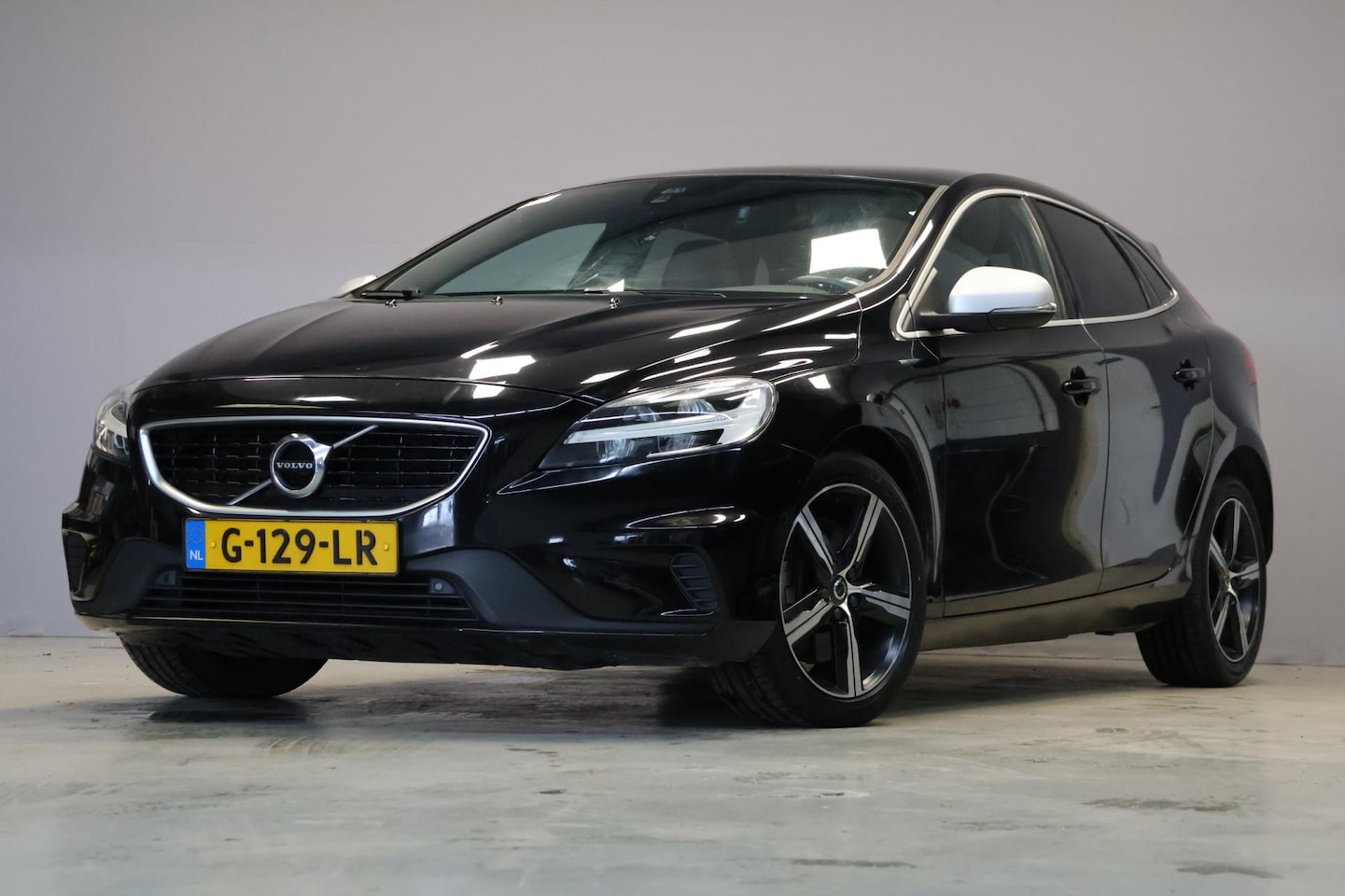 Volvo V40 - 1.5 T3 Polar+ Sport R Design |Pano|Stoelverwarm| - AutoWereld.nl