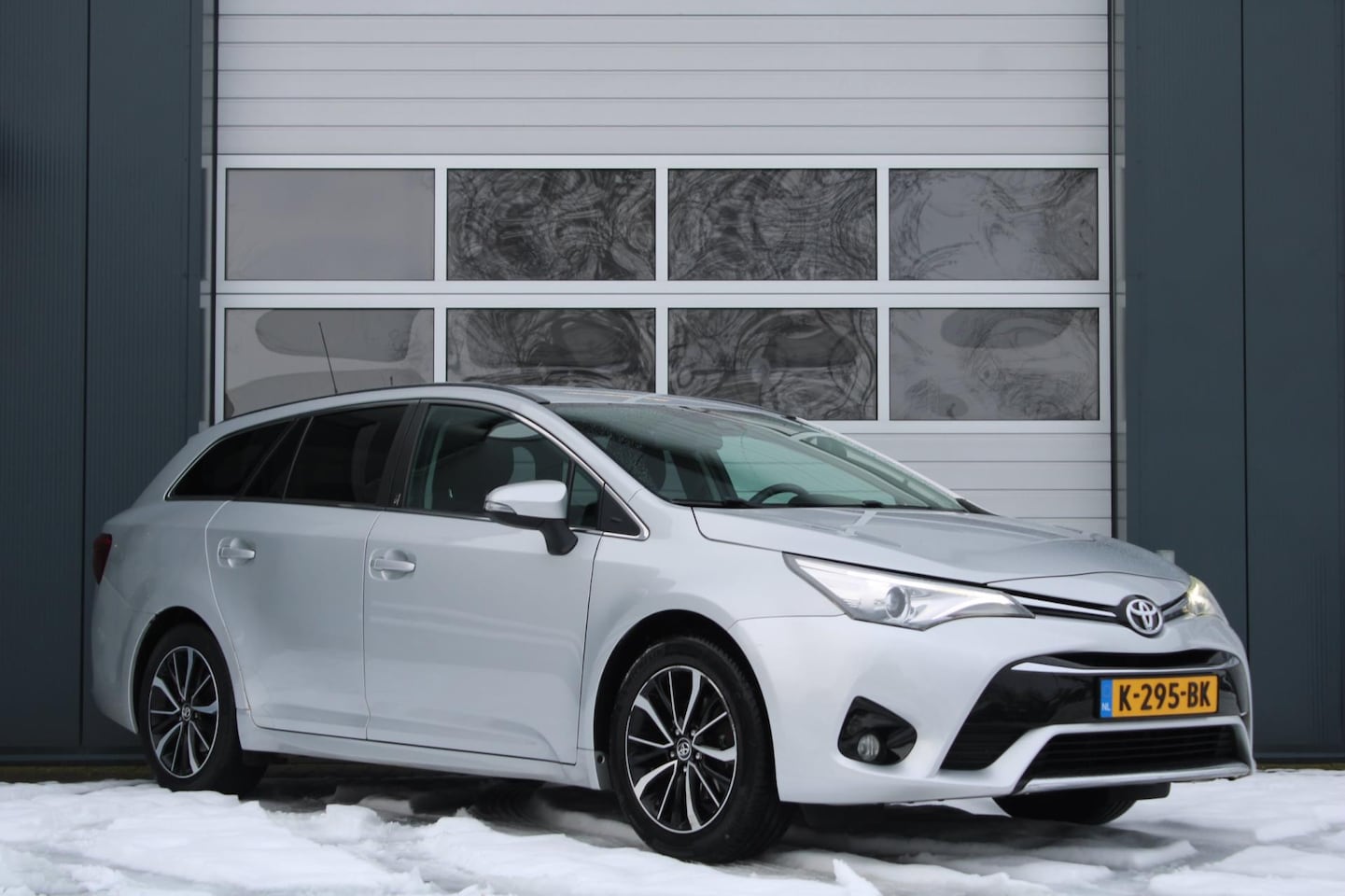 Toyota Avensis Touring Sports - 1.8 VVT-i SkyView Edition Camera/Stoelverwarming/Keyless/Lane.Assist/Navi/Bluetooth/Trekha - AutoWereld.nl