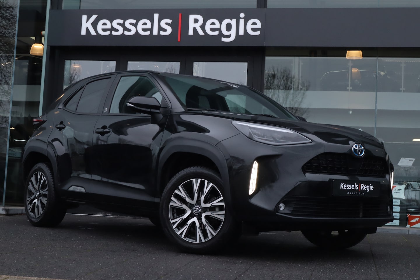 Toyota Yaris Cross - 1.5 Hybrid Team Keyless ACC Bliss Camera Stuur/stoelverwarming LED - AutoWereld.nl