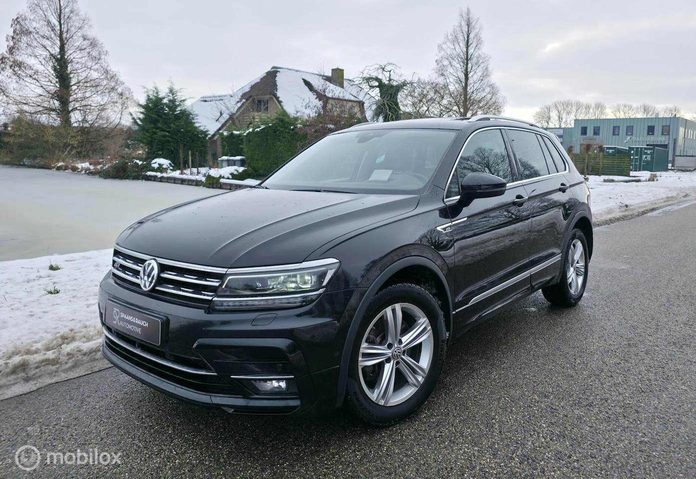 Volkswagen Tiguan - 2.0 TSI 4Motion R-Line / Pano / HUD / Trekh. - AutoWereld.nl