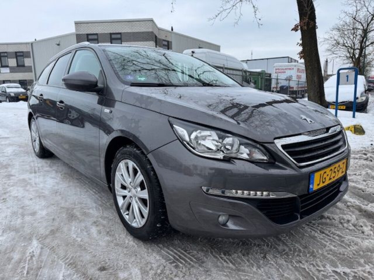 Peugeot 308 SW - 1.2 PureTech Style 183.000km Airco/ECC,Navigatie,Panoramadak - AutoWereld.nl