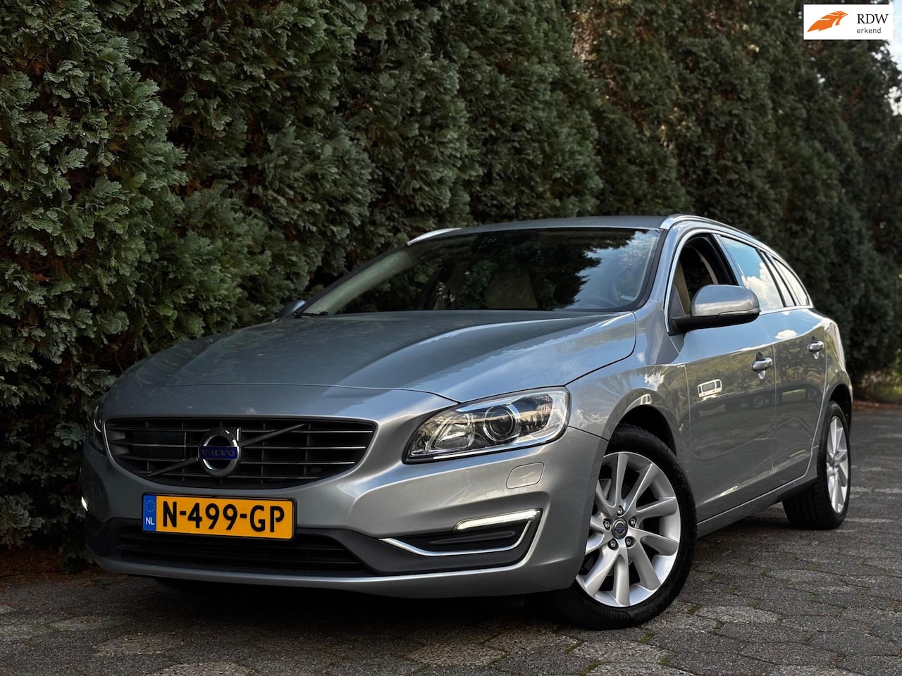 Volvo V60 - 2.0 T4 | Navi | Stoelverwarming |Uniek nette auto - AutoWereld.nl