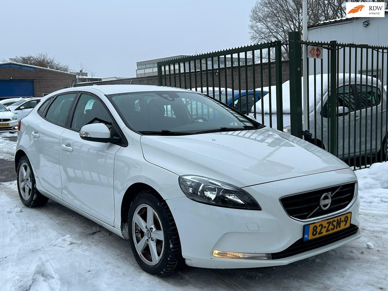 Volvo V40 - 1.6 T3 Kinetic 2e eigenaar dealer onderhouden airco navigatie cruis control parkeer sensor - AutoWereld.nl