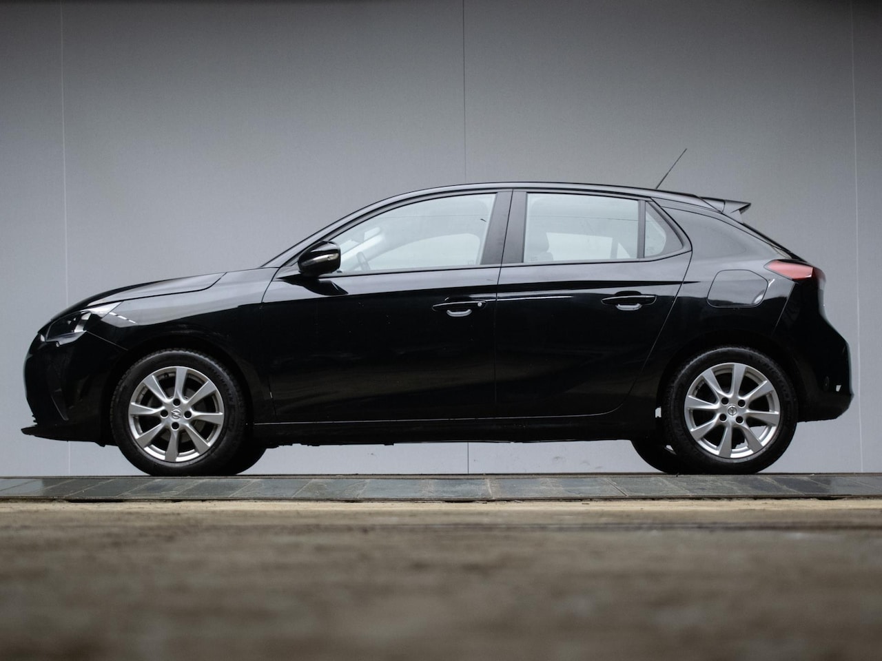 Opel Corsa - 1.2 Edition Sport (APPLE CARPLAY,NAVI,STUURVERWARMING,CRUISE,PDC,BLACK EDITION,SPORTSTOELE - AutoWereld.nl