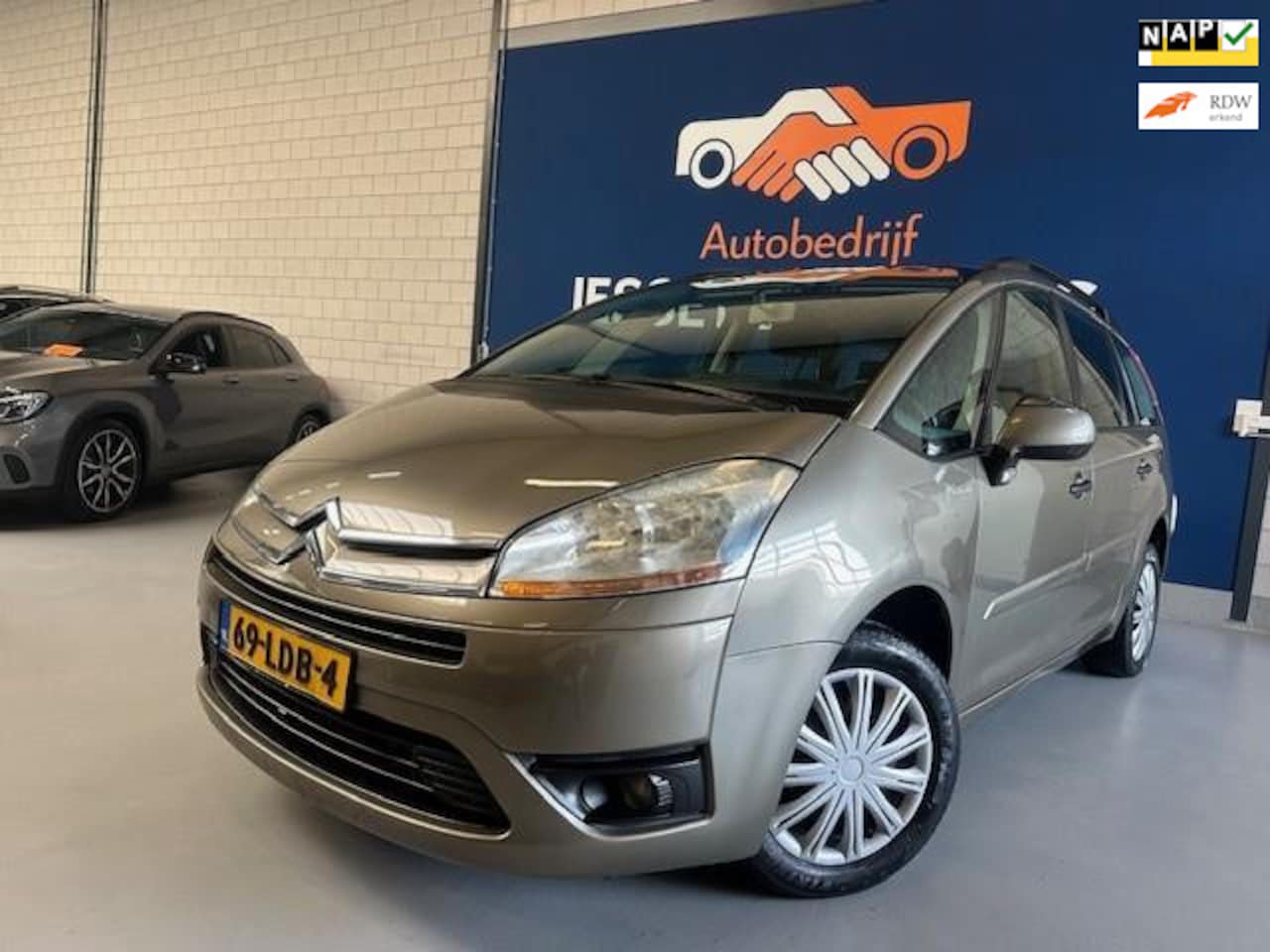 Citroën Grand C4 Picasso - 1.6 VTi Prestige 7 persoons /LPG G3 / bj.2010 / beige / climate / trekhaak / NAP 280075 km - AutoWereld.nl